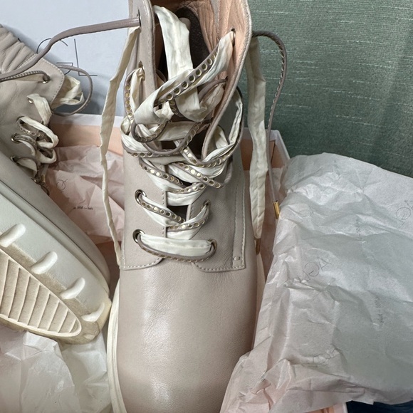 Boots - Picture 8 of 9